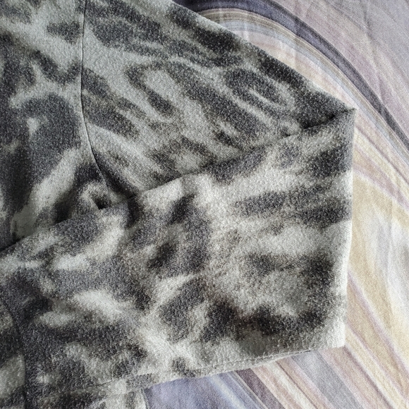 Blank NYC Gray Hi-Low Cropped Leopard Sweatshirt - Picture 3 of 6